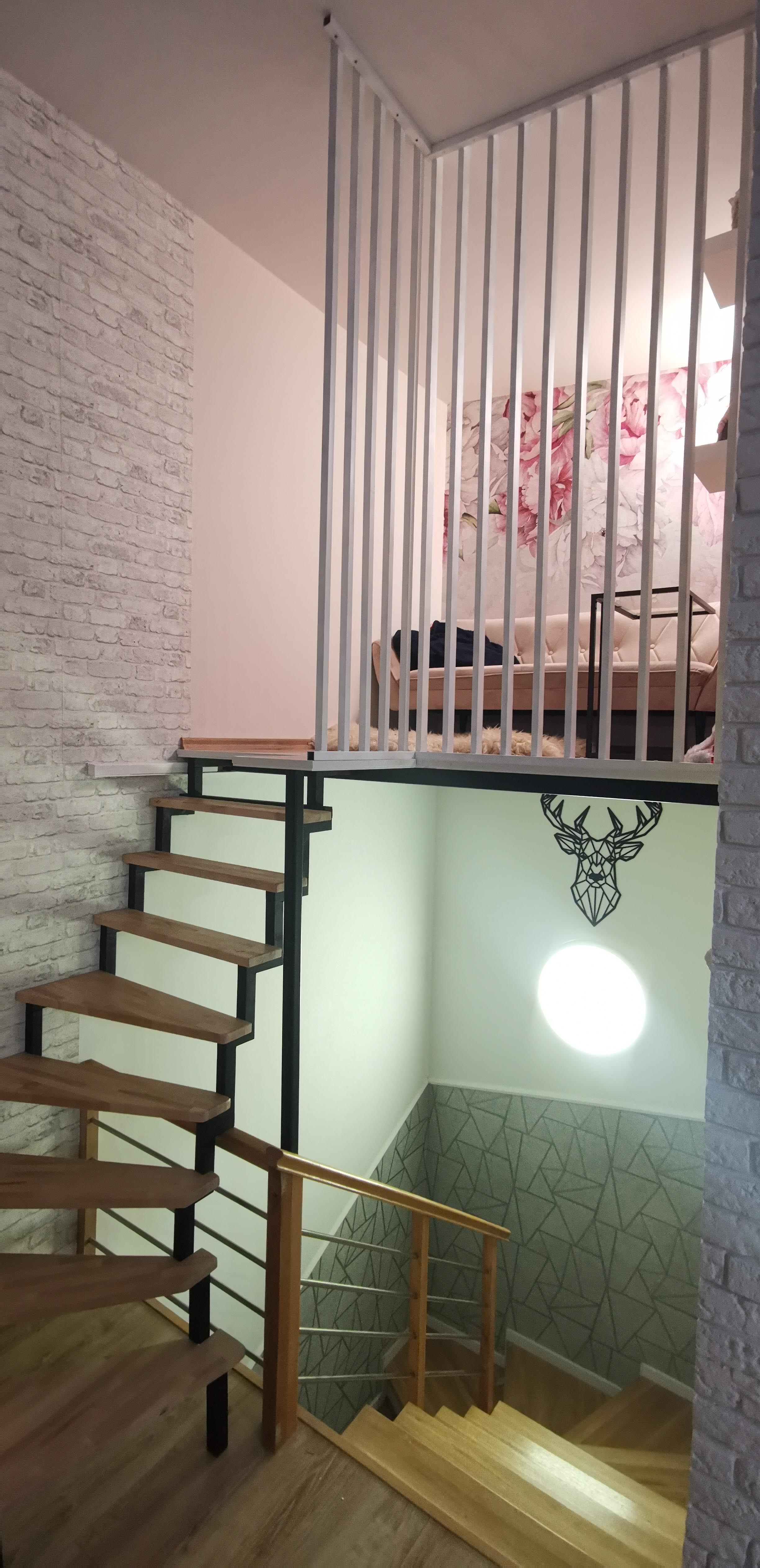 Antresola na każdy wymiar Antresola podłoga drewniana, metalowa konstrukcja ze schodami krętymi